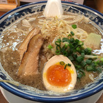 ゆなみ屋 - 見た目より濃くはなく、まろやかという感じ^ ^
      味が濃いと途中水たくさん飲んじゃうから味がわからなくなるが、そんな事なく完食^ ^
      麺が美味しくなったて気がする（≧∇≦）
      