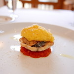 ブラッセリー ラシュレ - 前菜２：阿蘇のキノコのタルトにスクランブルエッグをのせて。下にはトマトソース。