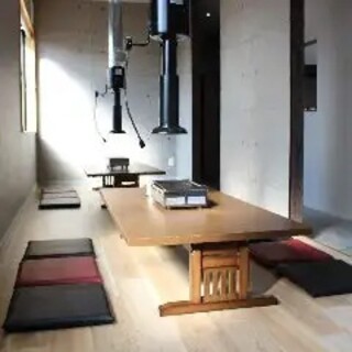 コンクリート調の内装がモダンな、座敷席をご用意。