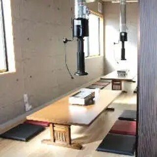 各席には無煙ロースターを完備しており、煙を気にせず焼肉をご堪能いただけます。