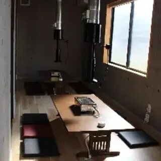 のれんで区切り、半個室として使用することも可能。