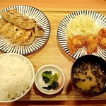 大衆食堂 てんぐ大ホール - 焼き餃子と鶏の黄金唐揚げ定食