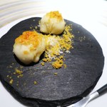 エクアトゥール - チーズ入り焼きユリネ饅頭とカラスミ