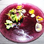 エクアトゥール - オマールフュメのポアレ、豚足とトン耳ソース、赤、黄ピーマンクーリ