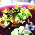 エクアトゥール - オマールフュメのポアレ、豚足とトン耳ソース、赤、黄ピーマンクーリ