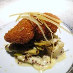 エクアトゥール - アーティチョークとスミイカのフリカッセ粒マスタード風味、リードヴォーのクロケット、レモン風味