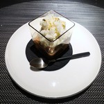 エクアトゥール - ミントとローズでマリネしたパンプルムーズとカルダモン風味のショコラ・ブラン、ライチのグラニテ