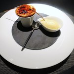 エクアトゥール - シブーストに見立てたチョコバナナ・スフレとシャルトルーズヴェールのアイスクリーム