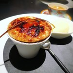 エクアトゥール - シブーストに見立てたチョコバナナ・スフレとシャルトルーズヴェールのアイスクリーム