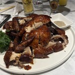 草山夜未眠景觀餐廳 - 鶏肉はグリルされてブツ切り状態でテーブルに登場しました。