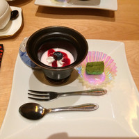 びわね - びわね食彩膳(？)のデザート。いちごババロアとわらび餅★2015.2