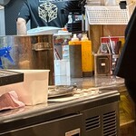 ゴーゴーカレー - 奥にある容器の中には、刻みキャベツが一杯