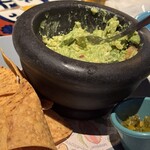 メキシコ酒場 サンズ・ダイナー - ワカモレ。お姉さんが作ってくれた。ライムやら唐辛子のピクルスやら。うまい！