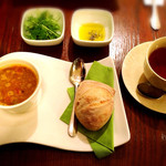 サンタ・マリア・ノヴェッラ・ティサネリア - レンズ豆のインド風スープ、パン
