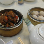 和記海鮮飯店 - 料理写真:鮮蝦餃　豉汁鳳爪　普洱茶
