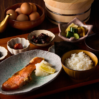 お昼の「銀シャリ定食」は全国の米をその時々で一番美味しいを