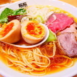 完璧な半熟味玉と鶏由来で非の打ち所が無い絶品鶏上湯スープ