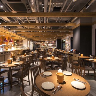 博多駅徒歩1分！開放的な店内でごゆっくりお食事を。