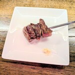 和フレンチバル村塾 - 一口大の牛肉が三切れ。岩塩がとても合います。