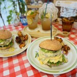 魔女のちいさな森のハンバーガー - 手前私　奥がお友達のバーガー