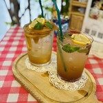 魔女のちいさな森のハンバーガー - 右がコーラ　左がレモネード