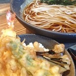 信州酒房 蓼科庵 - ミニ丼セット 940円。
            つゆ濃い目でいいね、でコスパは悪い。