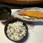 海上料亭 海楽園 - 特大エビフライ、ひじきご飯