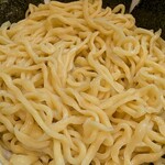 めん和正 - 麺近景。水分量が多めでプリプリな麺。縮れが強いので、啜ると暴れる系なもの。