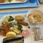 東横INN - 料理写真:キャベツの千切り・筑前煮・玉子焼き・イワシの甘露煮・さつま揚げ・ウインナー・苺のロールケーキ・炊き込みご飯・ひきわり納豆・コーンスープ