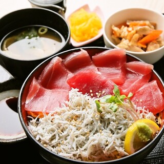 ランチタイムも営業しております。ご飯と味噌汁はおかわり自由！