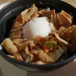 スノープラザ咲花 - 豚カルビ丼（みそ汁付き）…税込980円