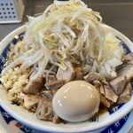 ラーメン 大 - 煮干らーめん（1,050円）＋細切れチャーシュー（100円）＋玉ねぎ（100円）＋味付卵（100円）、ニンニクコール