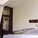 ビストロ　イイダ - なかなかお洒落なエントランスです