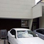 ビストロ　イイダ - お店の前に3台分の駐車スペースがありますが、道路の向かいの有料駐車場に入れても割引してくれます