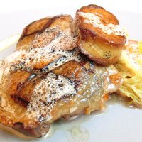 ザ モメンタム バイ ポルシェ - ランチコース 3500円 の仏産ホロホロ鶏の低温コンフィ フォアグラのソテーと共に 茸のソースで