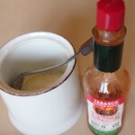 珈琲 あるむ - ナポリタンの粉チーズとTABASCO