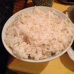 アリクイ食堂 - 麦飯。セルフサービスでおかわり自由なので、がっつり大盛りにしてしまった(笑)