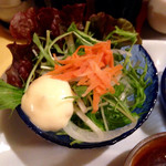 アリクイ食堂 - 小鉢の一つ。生野菜サラダ。粗めに切ってあるが、けっこう味の濃い野菜が美味しい。惜しむらくはマヨネーズ味がポテトサラダとかぶること。別の味ならもっと良かったと思う。