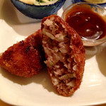 アリクイ食堂 - メンチカツのアップ。なかなかの大きさで食べ甲斐も十分にある。特別な味付けは何も…と店の人は言うが、とても美味しい！