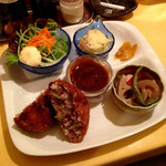 アリクイ食堂 - メンチカツ定食(¥980)
      他の定食同様小鉢が３つ付いていて、野菜がたくさん食べられるのがうれしい。