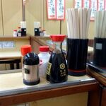 赤ひげ - 店の壁が鏡張りなので、店内が広く感じる。
