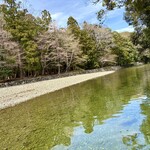伊勢くすり本舗 - 澄んだ五十鈴川