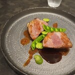 351389381 - 千葉県産ダイアモンドポークのロースト、赤ワインソースとンドゥイヤソース、ジャガイモ、ソラマメ、さやエンドウを添えて
                      