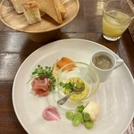 ファンケル ブラウンライス ミイルズ - 前菜とパン、パイナップルジュース