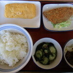 まいどおおきに食堂 - 料理写真:じゃこ入り玉子焼き、アジの大葉フライ、わかめ酢、鶏レバー煮込み、ごはん中