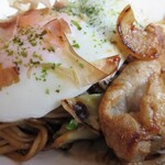 おちゃっこクラブ - 焼きそばには豚こま肉、もやし、キャベツ、玉ねぎ入り