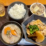 えひめ中央おひさま食堂 - 白米（大盛り）、牛すき
豚汁、お魚のアラ炊き