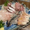ご馳走や 叶え - お造りが素晴らしい。右上(1時の位置)から時計回りに、スズキ、ノドグロ、イワシ、カサゴ、ブリ。醤油はイワシを生姜で食べるときに使うくらい。それ以外は塩とワサビで。ひっくり返るくらいうまい。