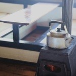 ウテナ荘 - 店内の蒔きストーブで温まりながら食事できます。