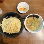 越後維新 - こってりつけのとん　かつお合わせ大盛りで味たま